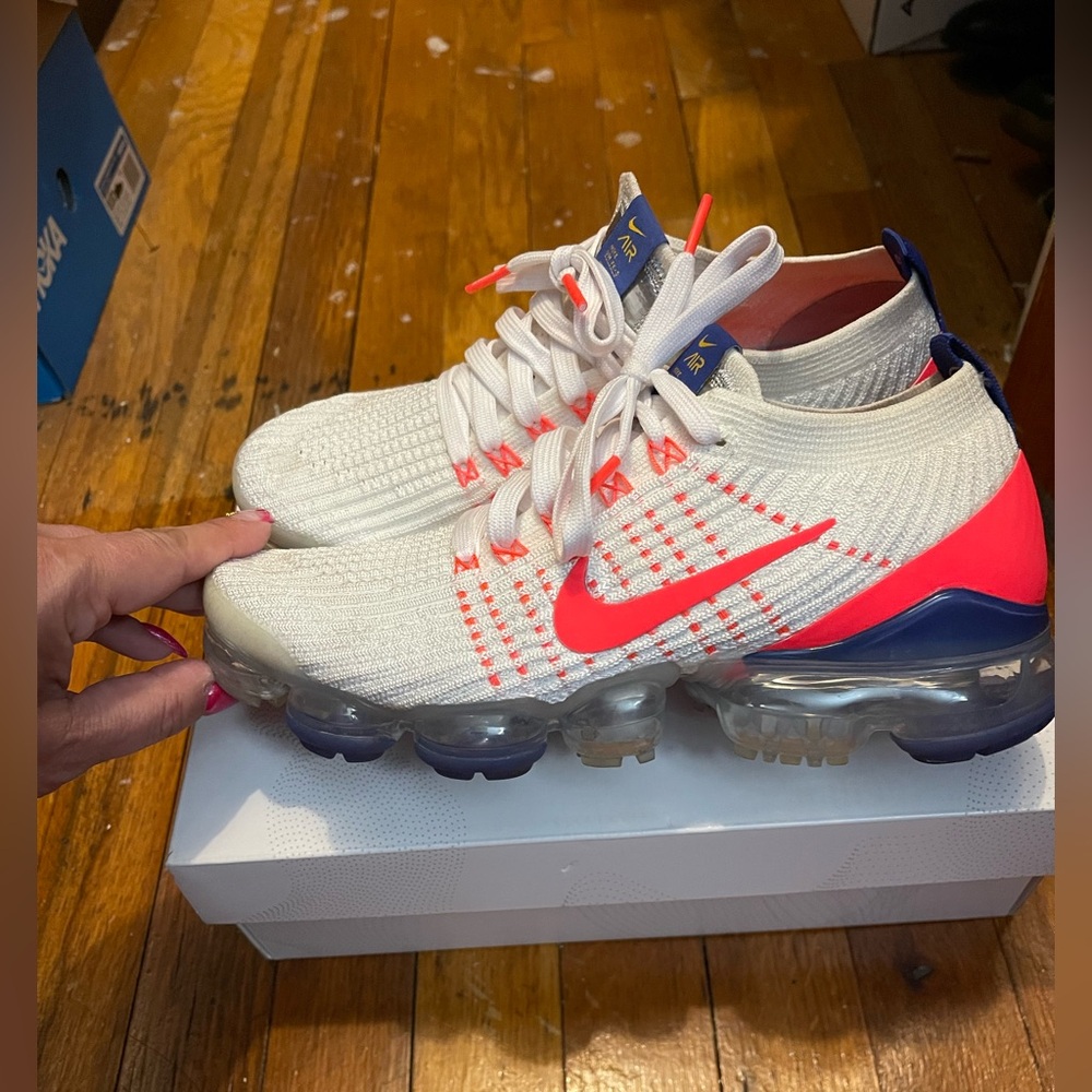 Nike Air VaporMax Flyknit in White and Crimson pink